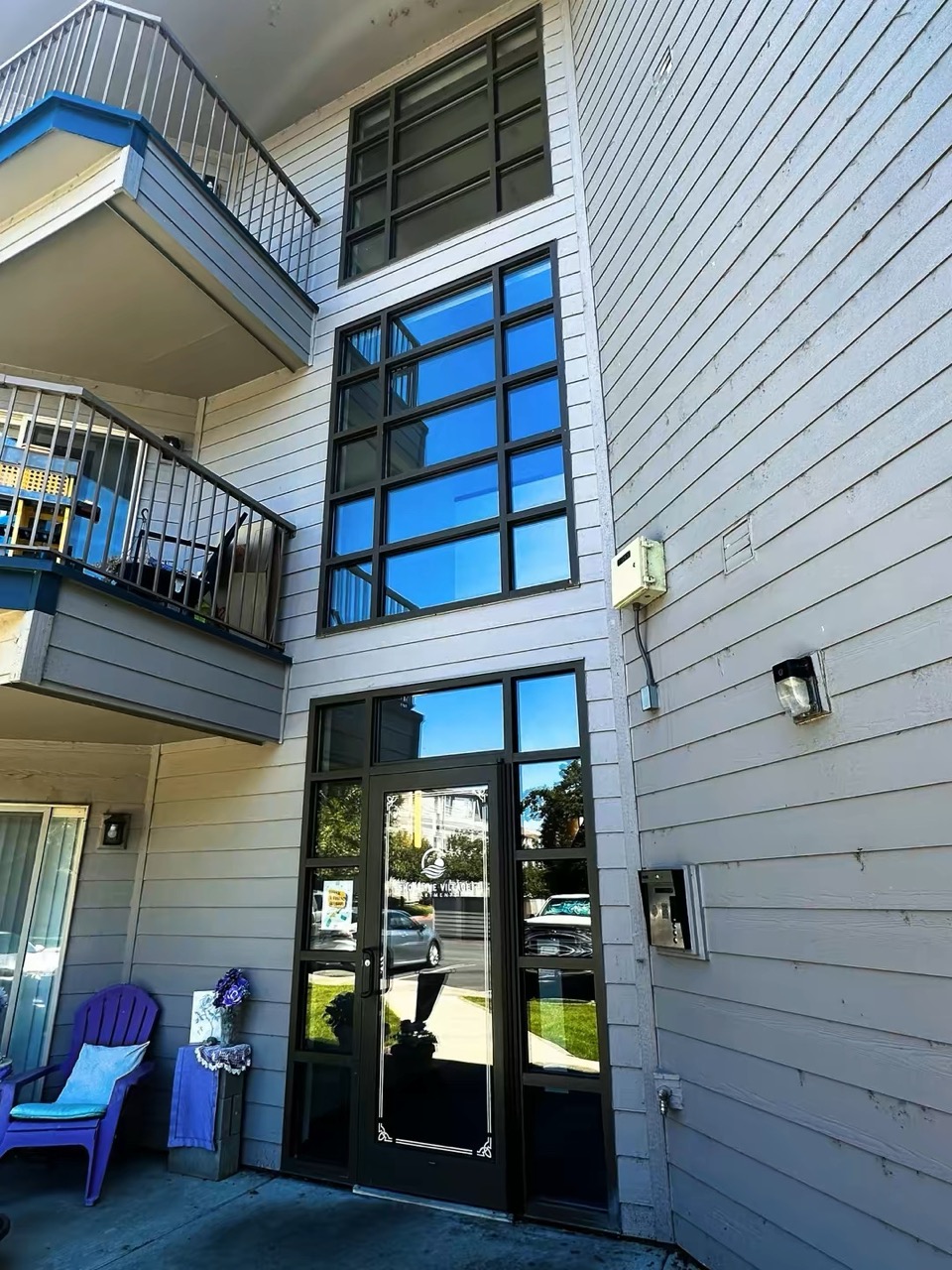 Finished multi-story apartment windows after professional commercial cleaning
